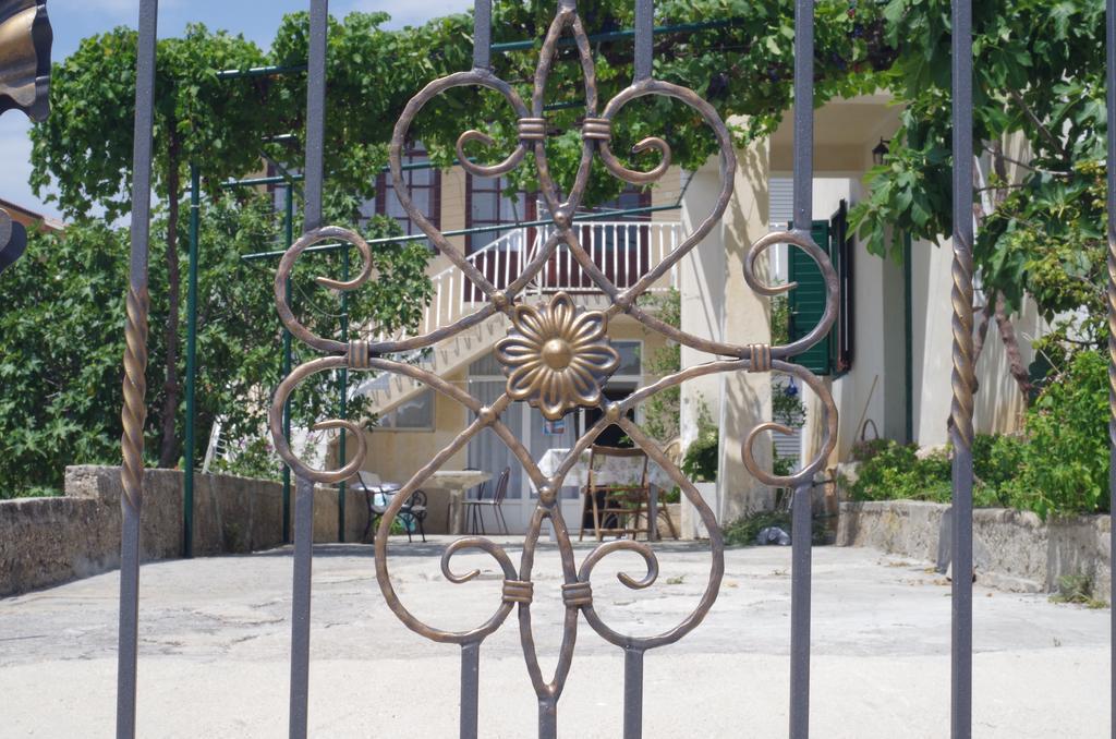 Bougainvillea Apartments Макарска Екстериор снимка